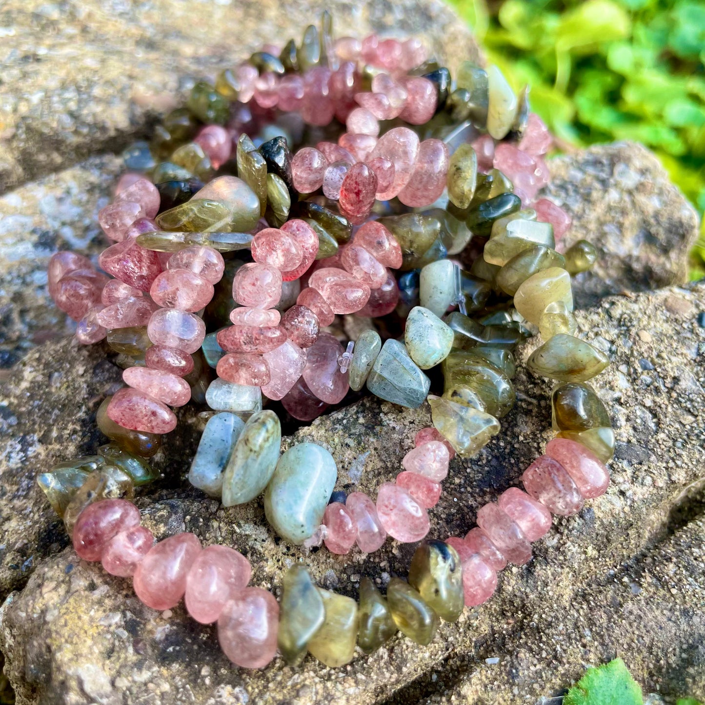 Strawberry Quartz and Labradorite Chip Bracelets ๐๐๐