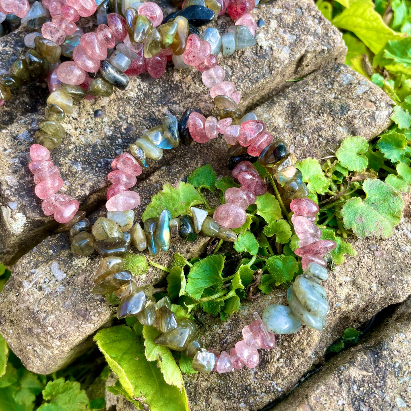 Strawberry Quartz and Labradorite Chip Bracelets ๐๐๐