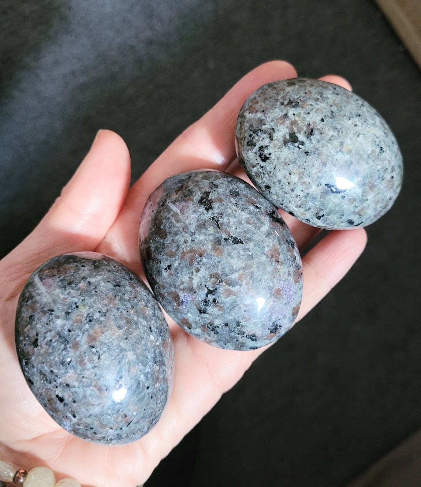 Fluorescent sodalite palm stone crystal healing natural stone home decor