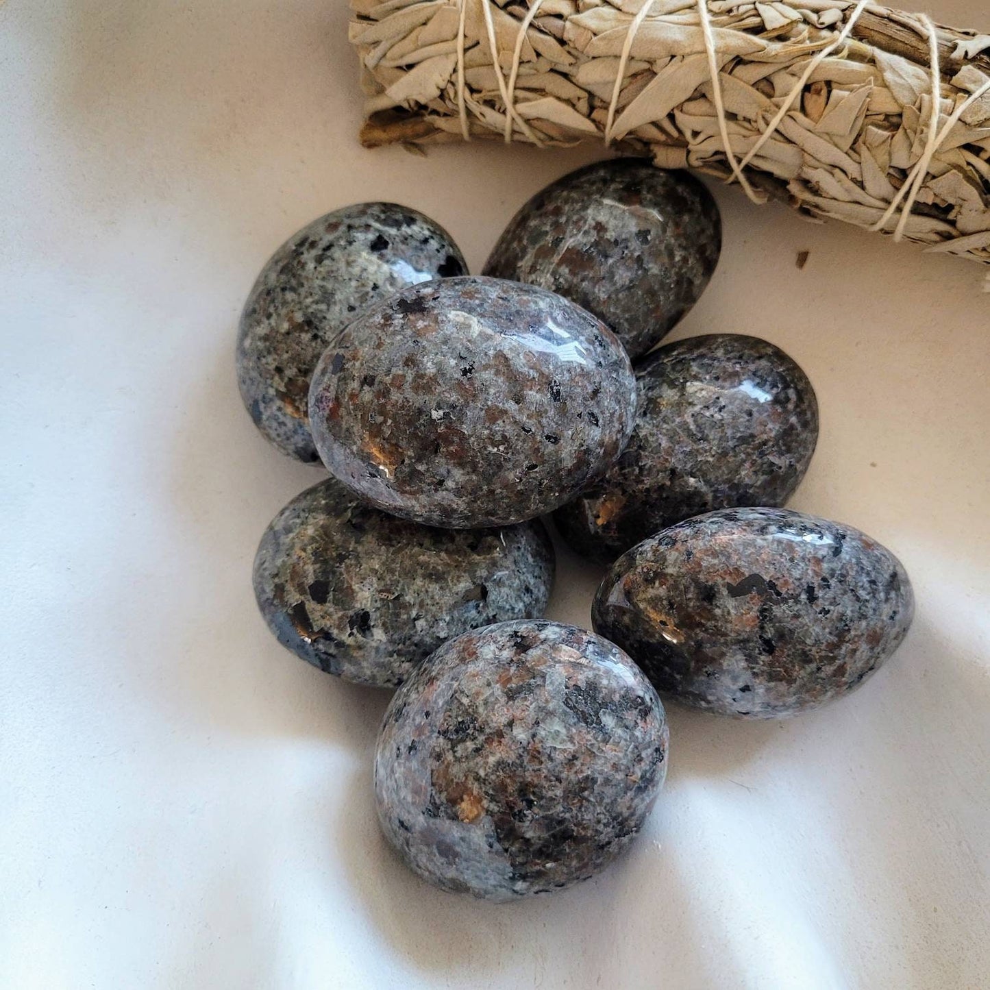 Fluorescent sodalite palm stone crystal healing natural stone home decor