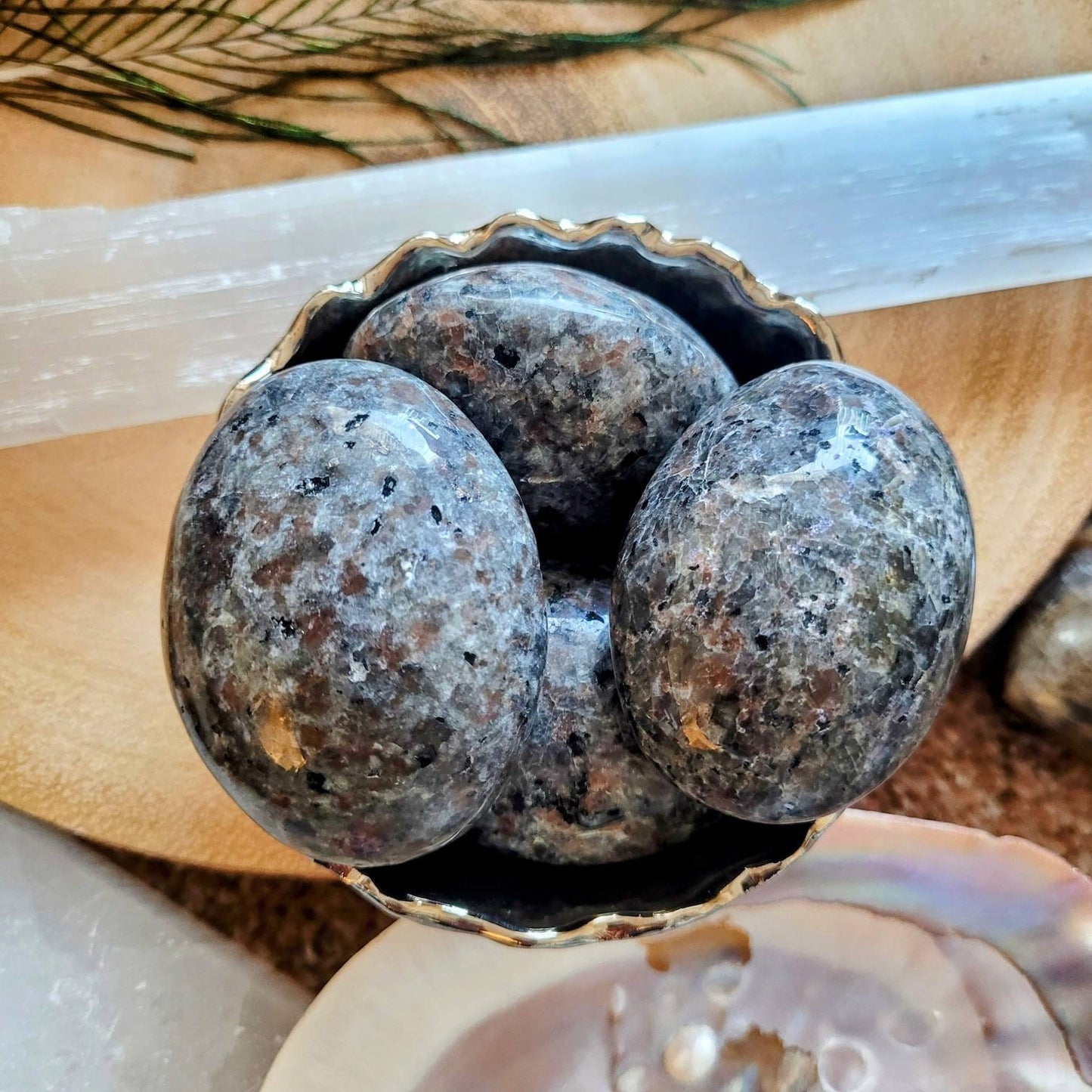 Fluorescent sodalite palm stone crystal healing natural stone home decor