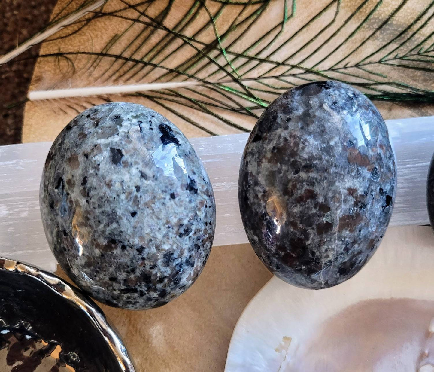 Fluorescent sodalite palm stone crystal healing natural stone home decor