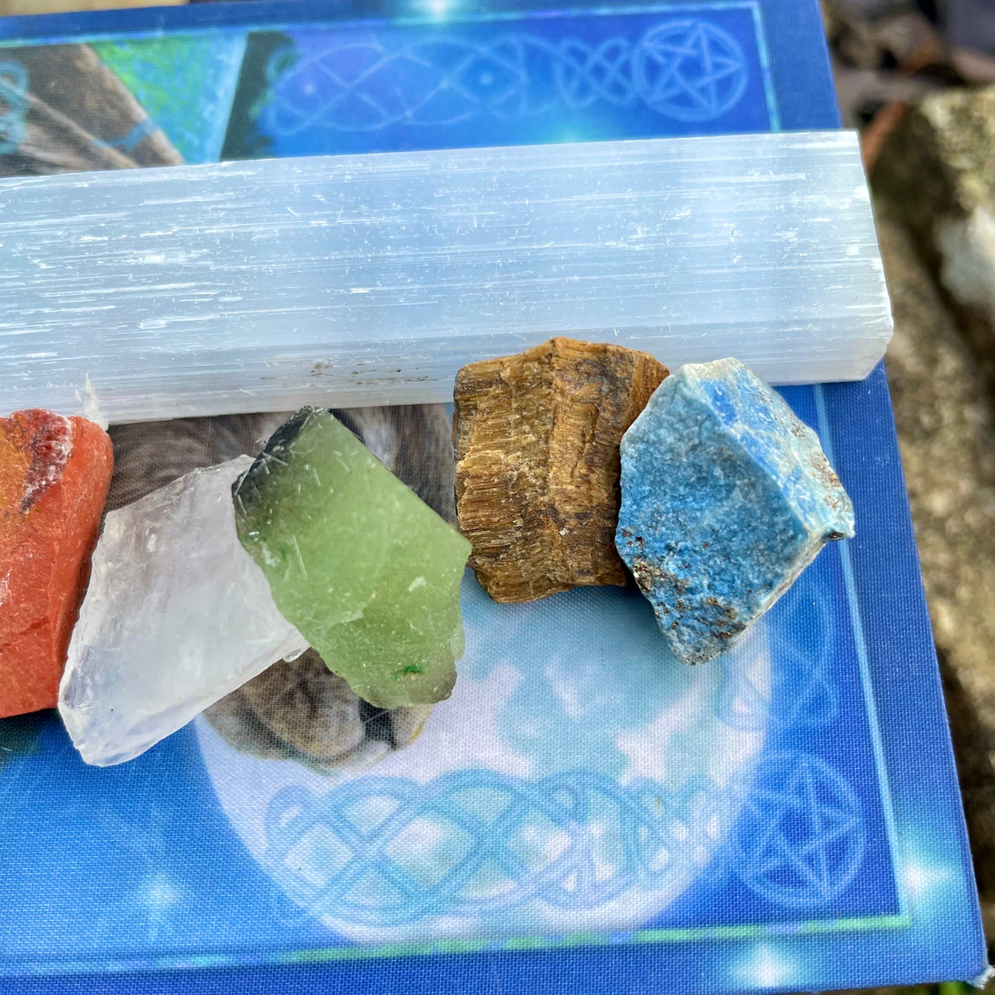 Selenite Wand with Seven Chakra Raw Stones 🧘‍♀️