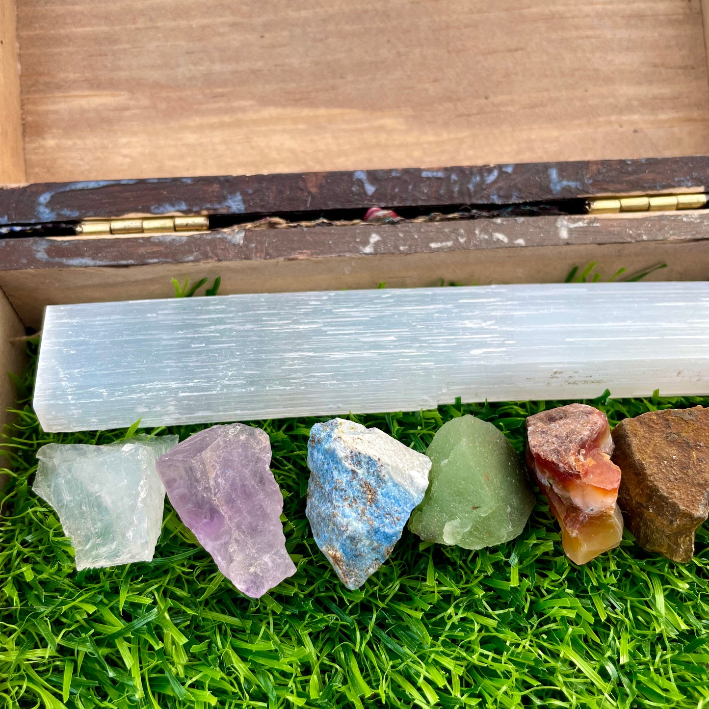 Selenite Wand with Seven Chakra Raw Stones 🧘‍♀️